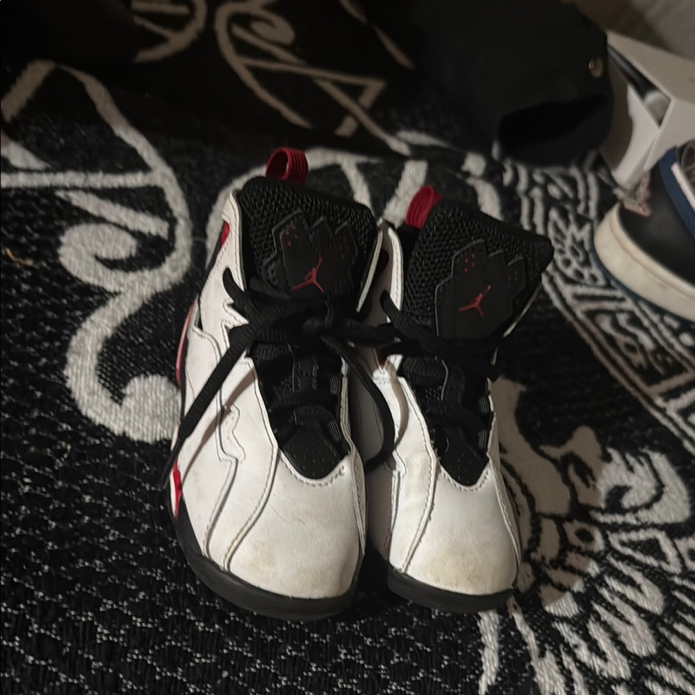 Used Kids Jordan true flight NO BOX